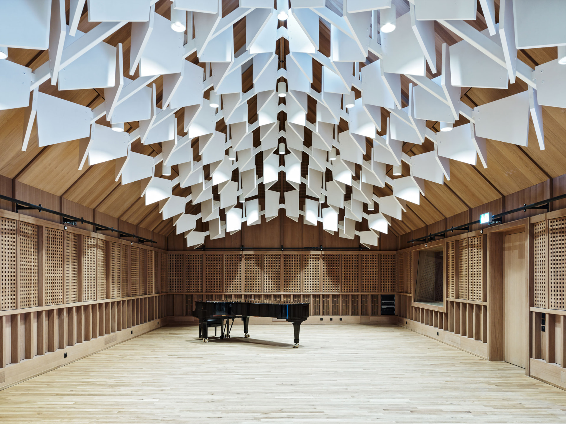 Sala de música do Jazz Campus Basel com tratamento acústico