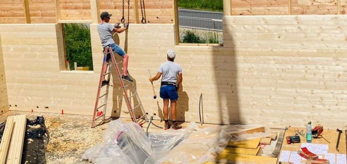 Wall construction with logs