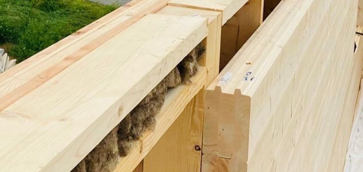 Natural log insulation with sheep's wool