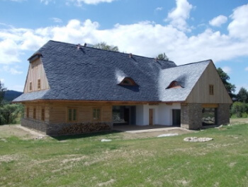Casa de madeira no campo